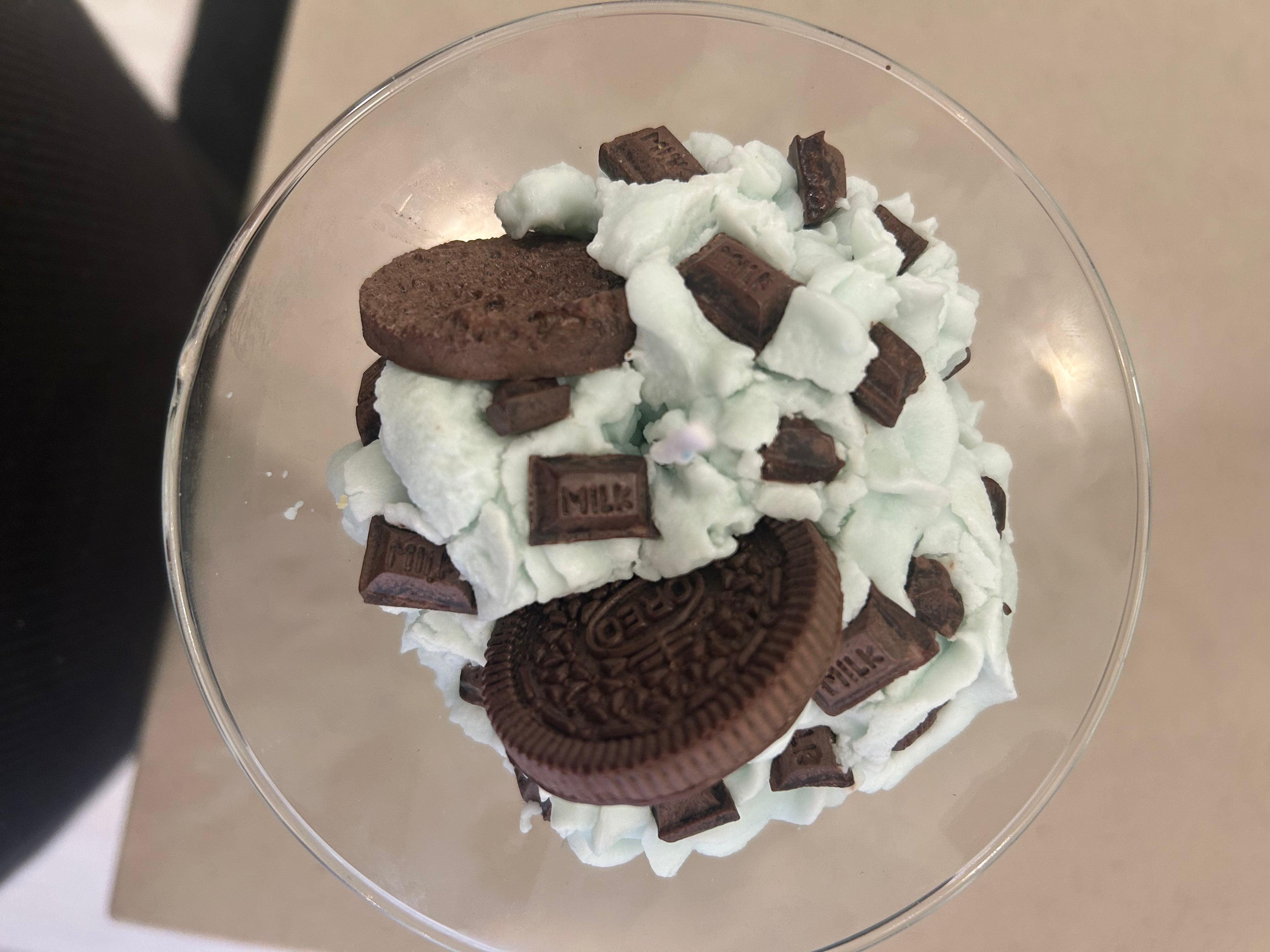 Mint and chocolate dessert candle