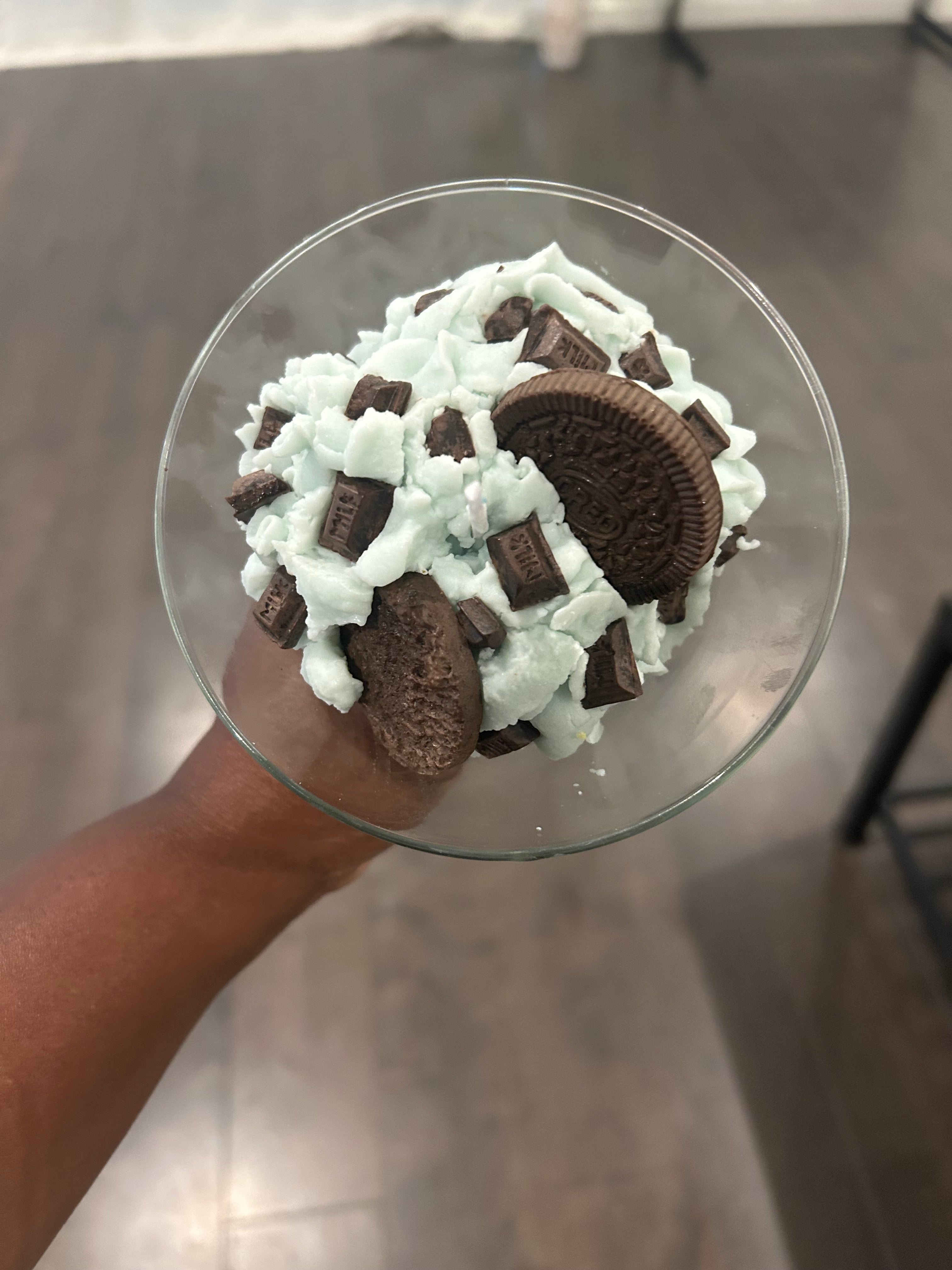 Mint and chocolate dessert candle
