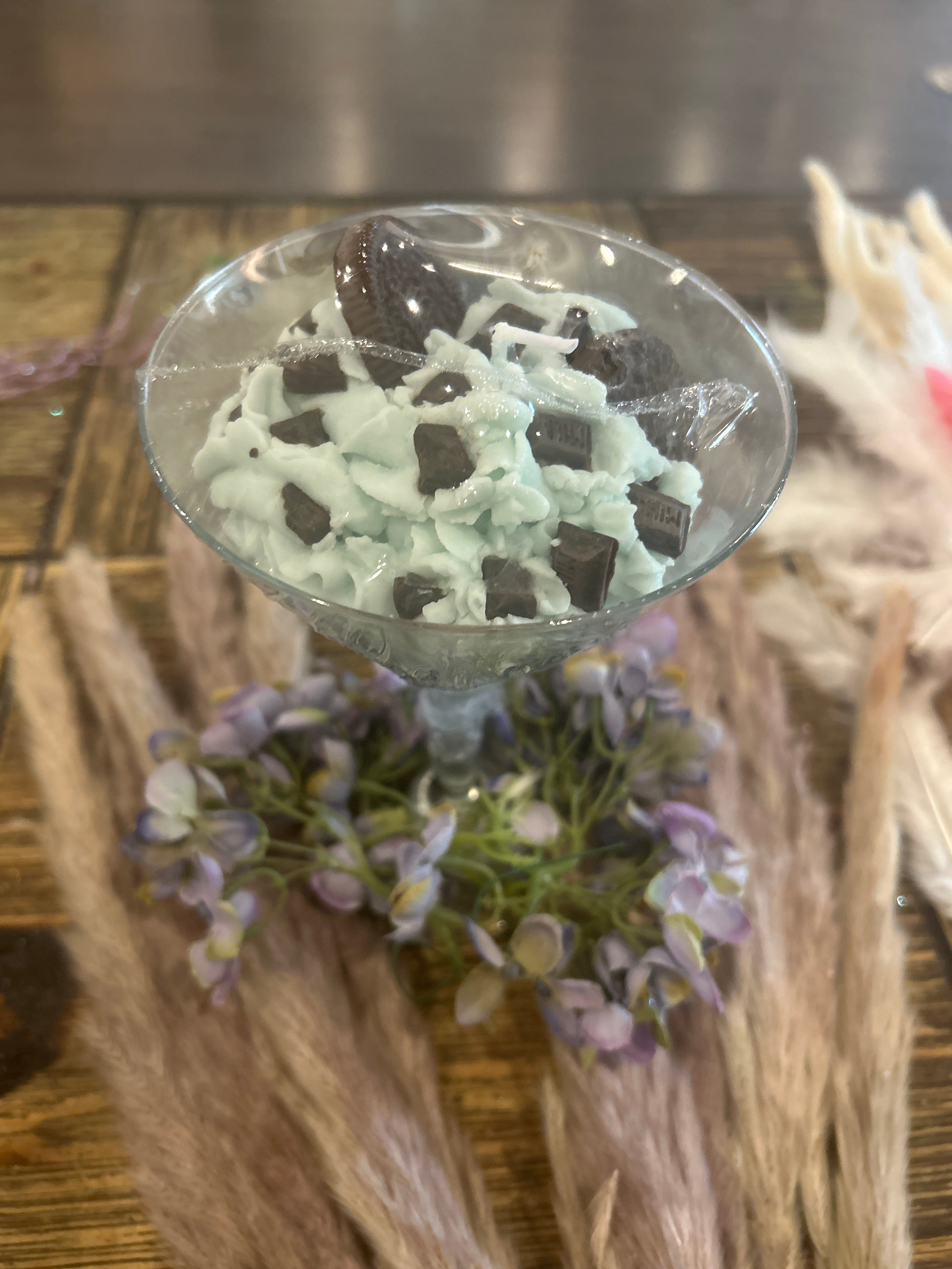 Mint and chocolate dessert candle